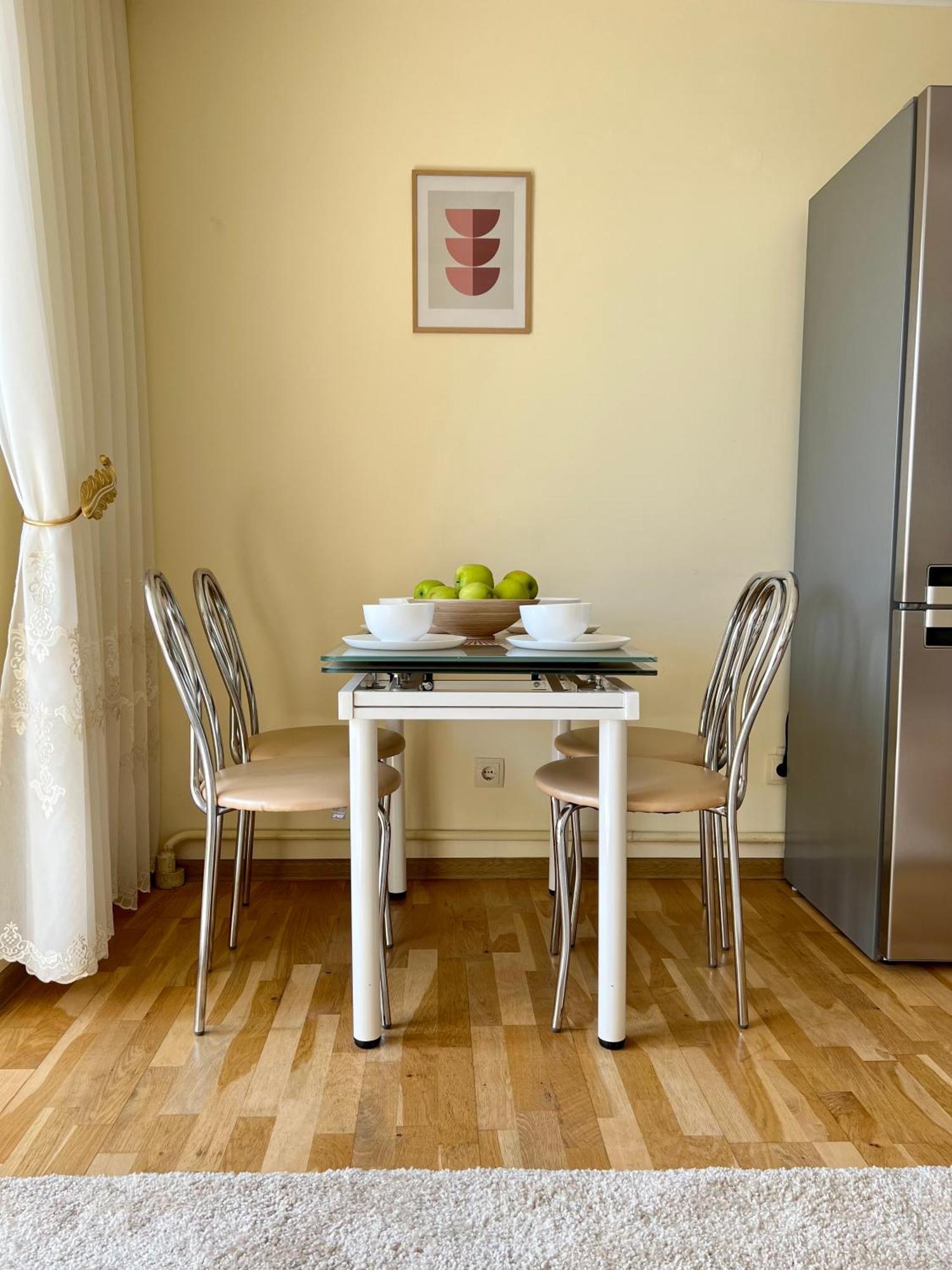 дружба поруч озеро та парк Apartment Ternopil
