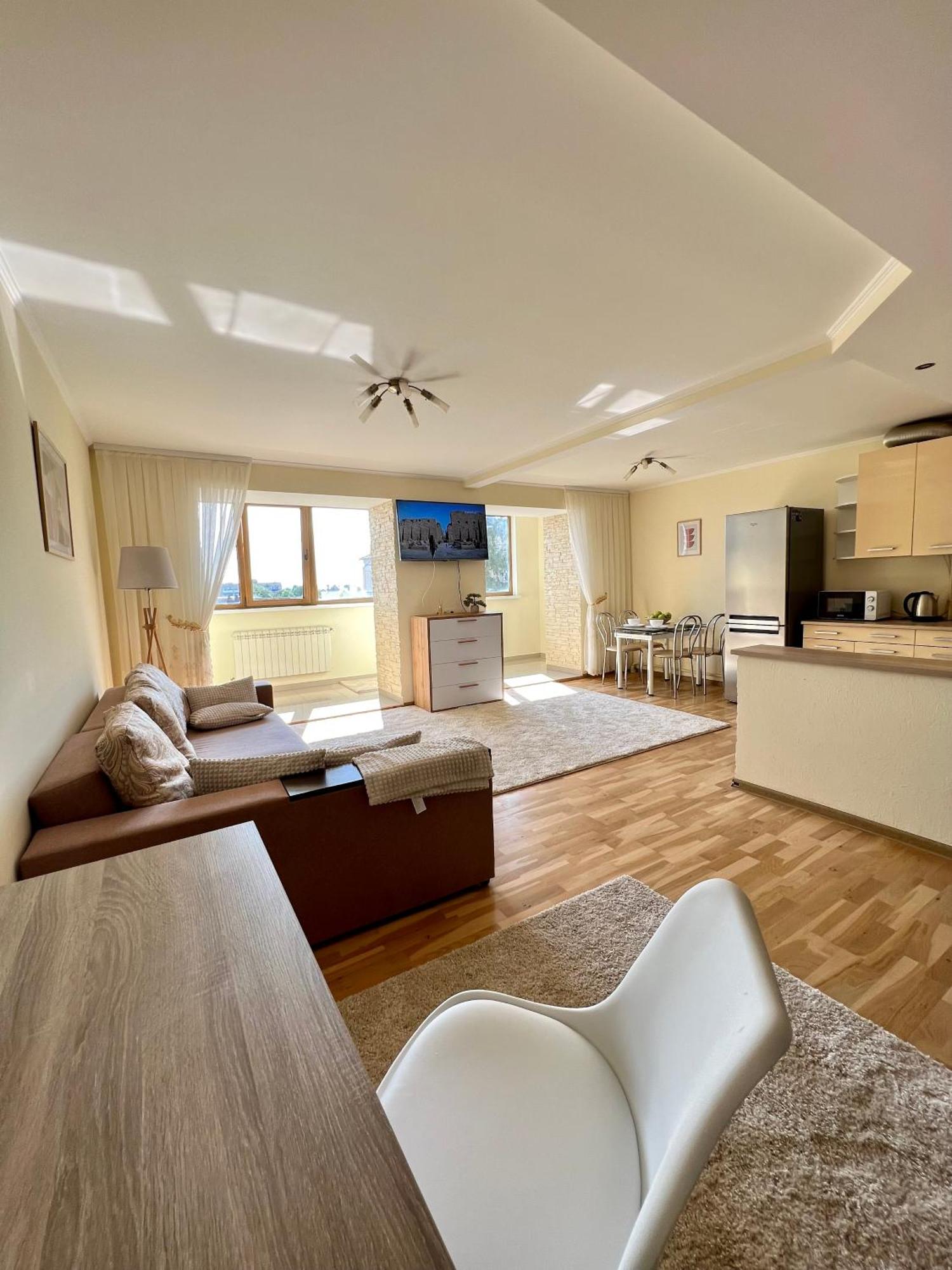дружба поруч озеро та парк Apartment Ternopil